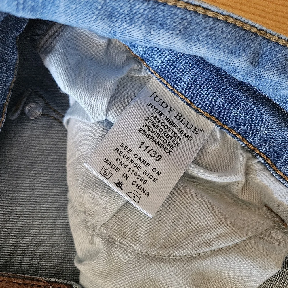 Judy Blue Women's Wide Crop Jeans - Picture 4 of 8